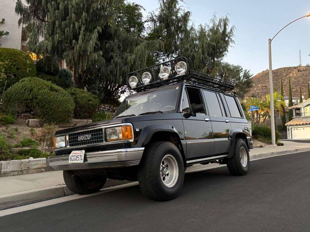 Isuzu-trooper-1991-black-9