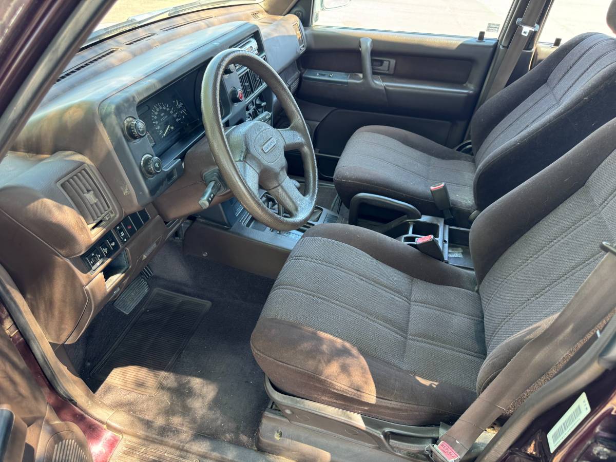Isuzu-trooper-1993-10