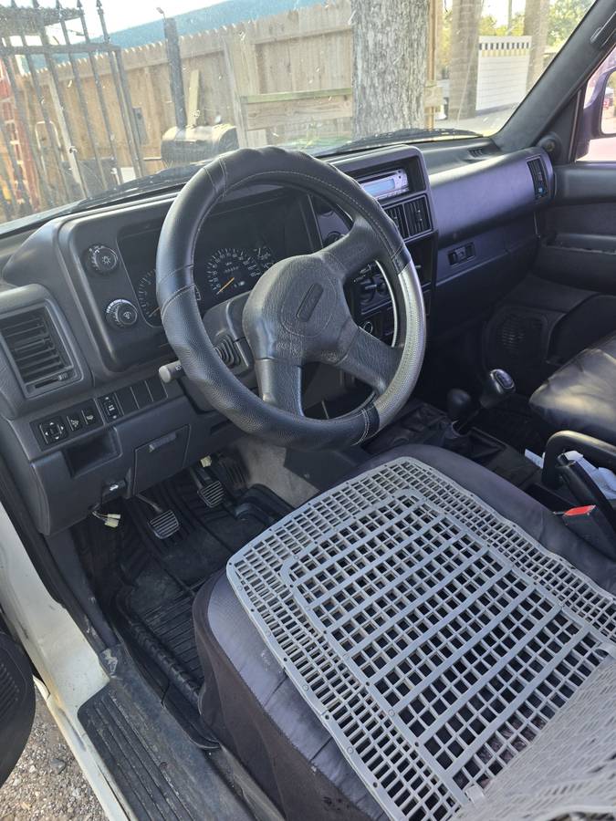 Isuzu-trooper-1994-white-11