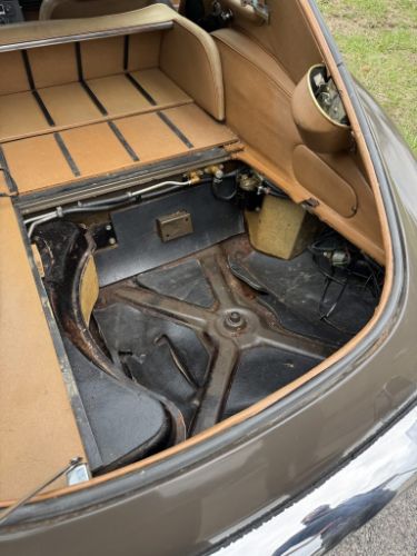 Jaguar-E-type-1972-9