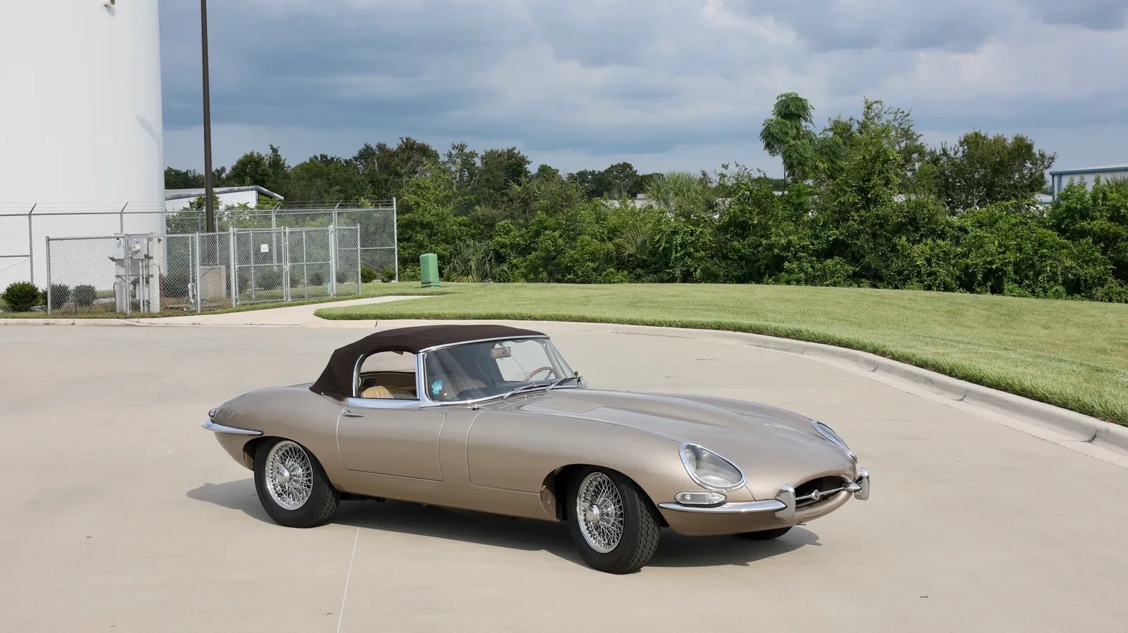 Jaguar-E-type-xke-1965-Opalescent-Golden-Sand-Light-Tan-11