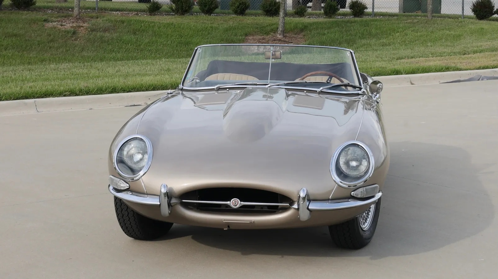 Jaguar-E-type-xke-1965-Opalescent-Golden-Sand-Light-Tan-13