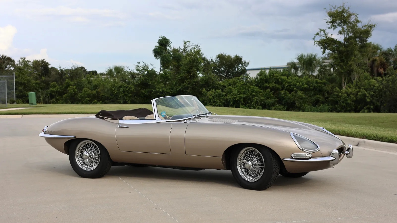 Jaguar-E-type-xke-1965-Opalescent-Golden-Sand-Light-Tan-18