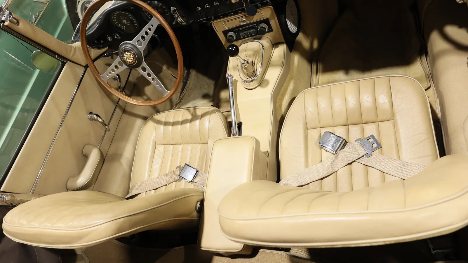 Jaguar-E-type-xke-1965-Opalescent-Golden-Sand-Light-Tan-19