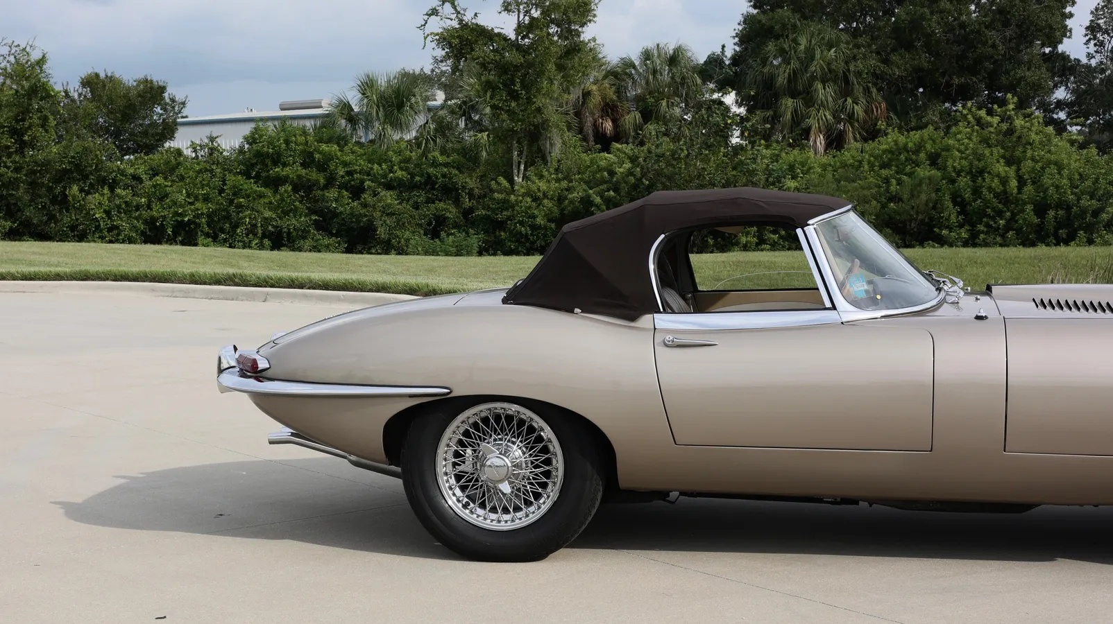 Jaguar-E-type-xke-1965-Opalescent-Golden-Sand-Light-Tan-2