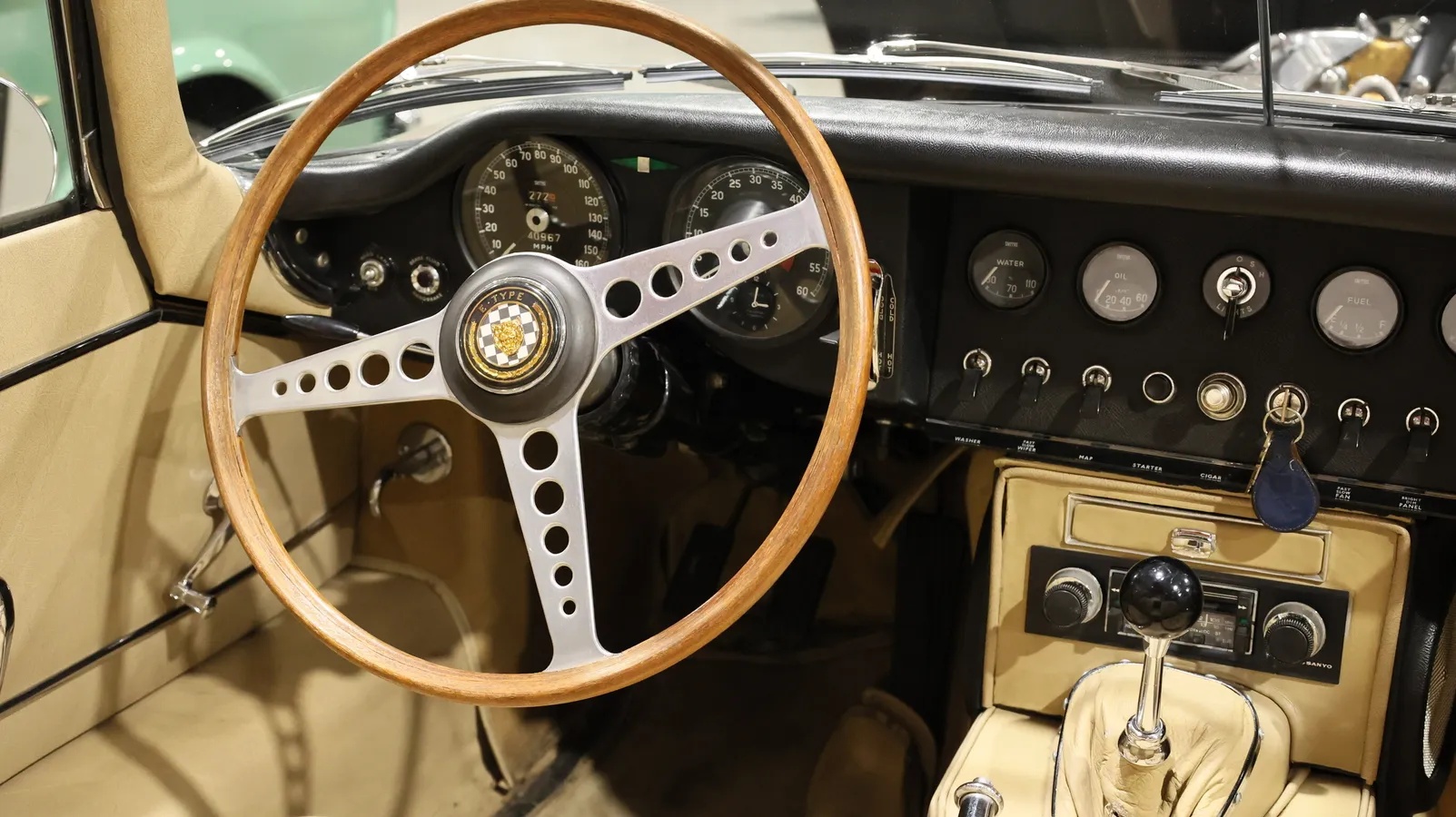 Jaguar-E-type-xke-1965-Opalescent-Golden-Sand-Light-Tan-4