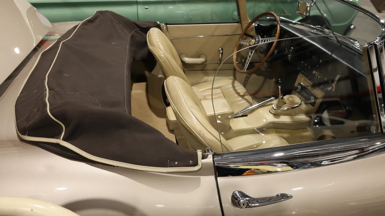 Jaguar-E-type-xke-1965-Opalescent-Golden-Sand-Light-Tan-5