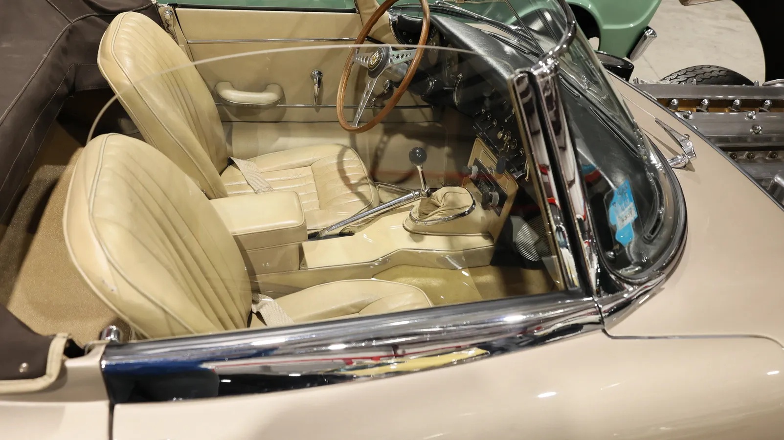 Jaguar-E-type-xke-1965-Opalescent-Golden-Sand-Light-Tan-8