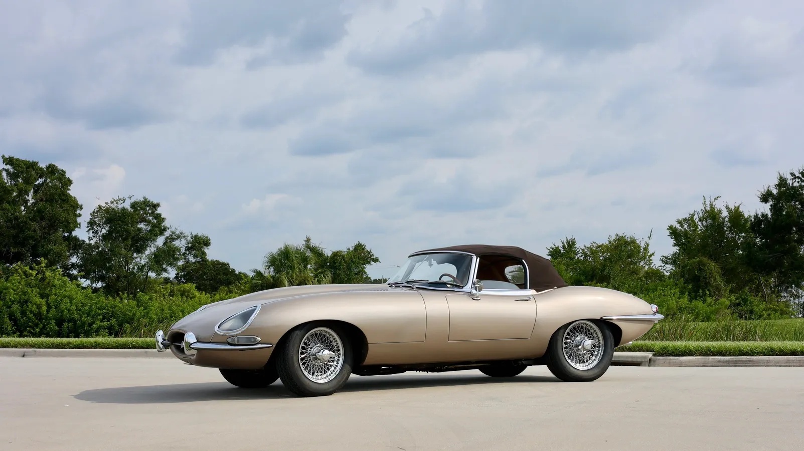 Jaguar-E-type-xke-1965-Opalescent-Golden-Sand-Light-Tan-9