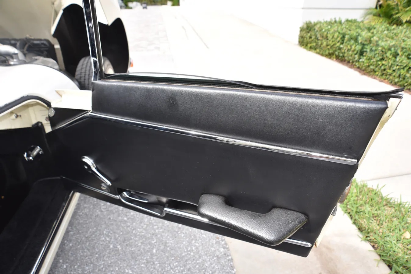 Jaguar-E-type-xke-1970-White-Black-10