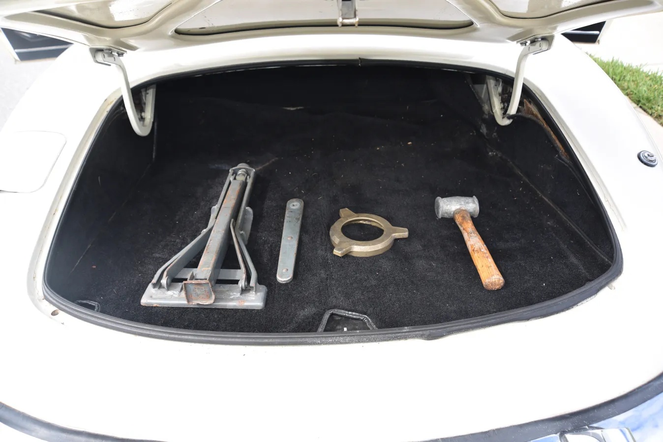 Jaguar-E-type-xke-1970-White-Black-11