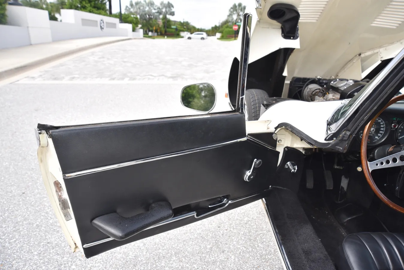 Jaguar-E-type-xke-1970-White-Black-12