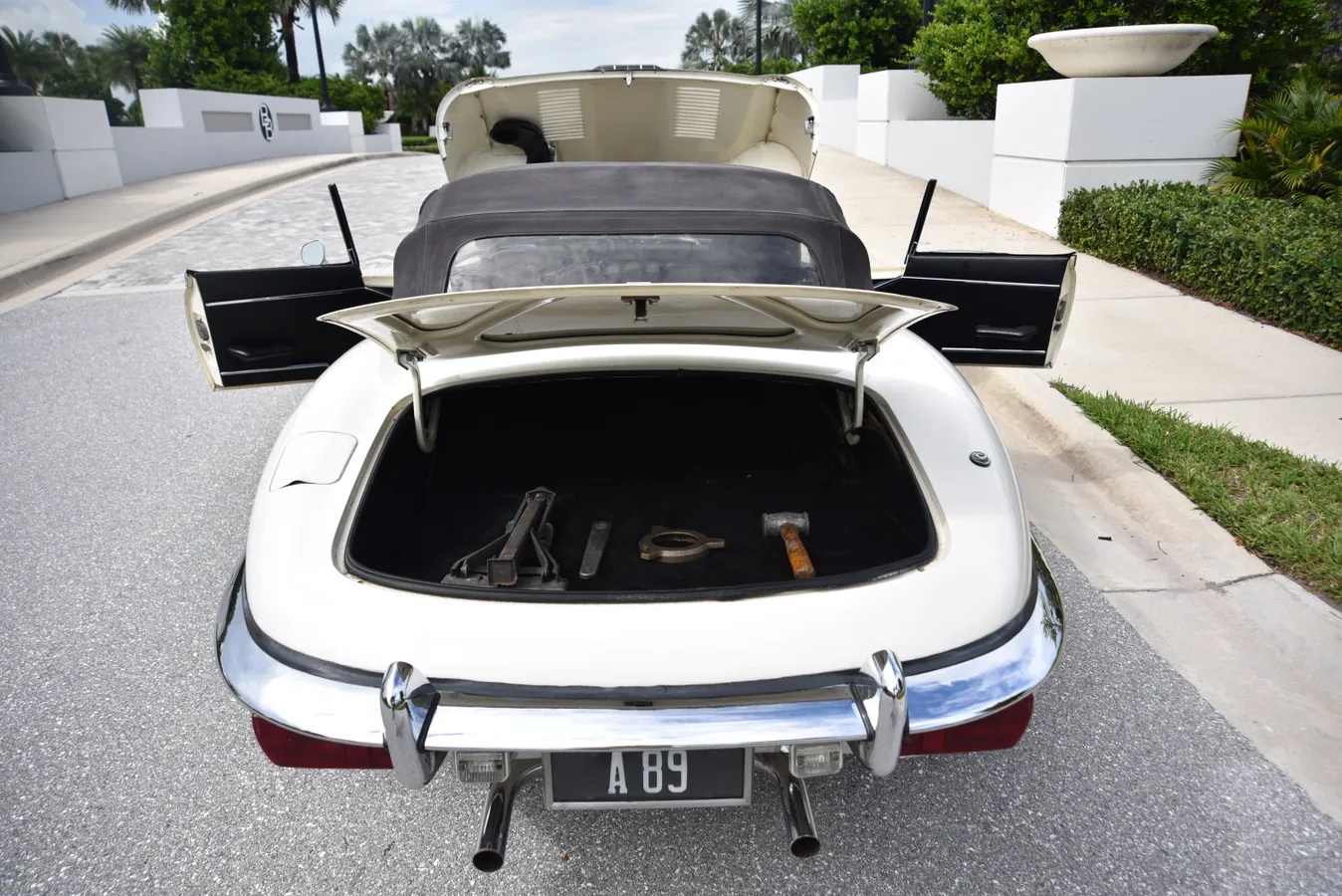 Jaguar-E-type-xke-1970-White-Black-13