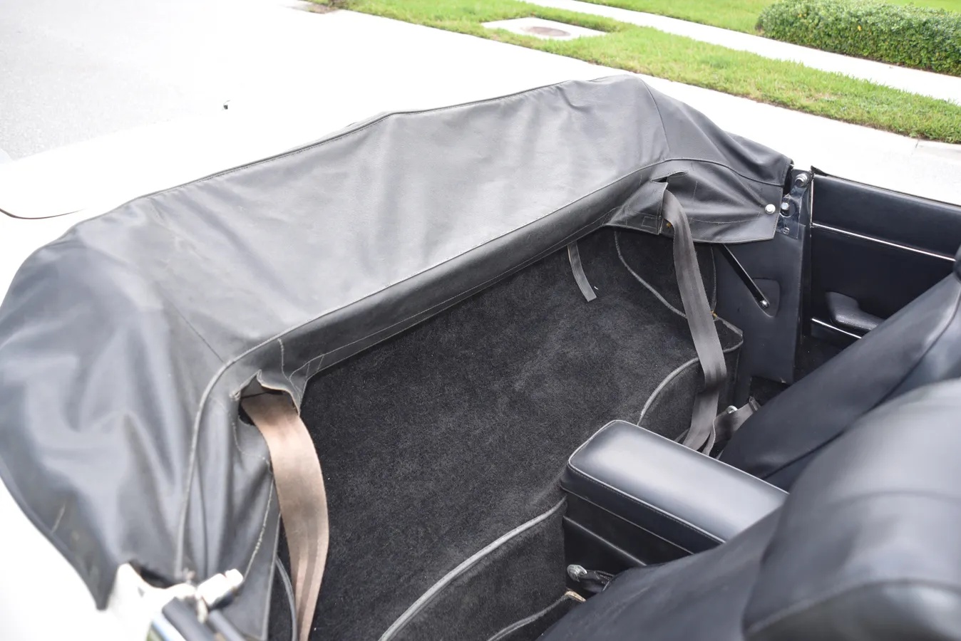 Jaguar-E-type-xke-1970-White-Black-16