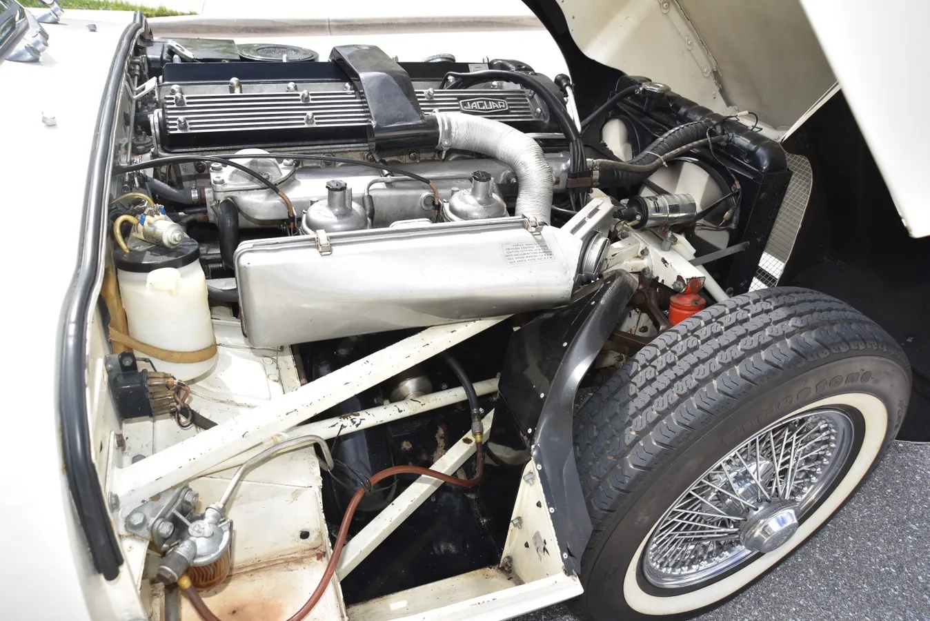 Jaguar-E-type-xke-1970-White-Black-17