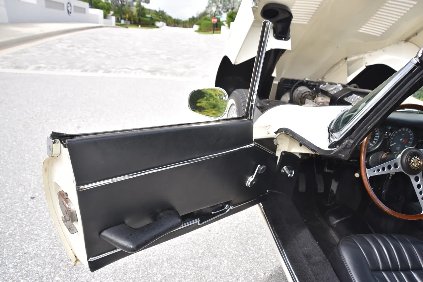 Jaguar-E-type-xke-1970-White-Black-18