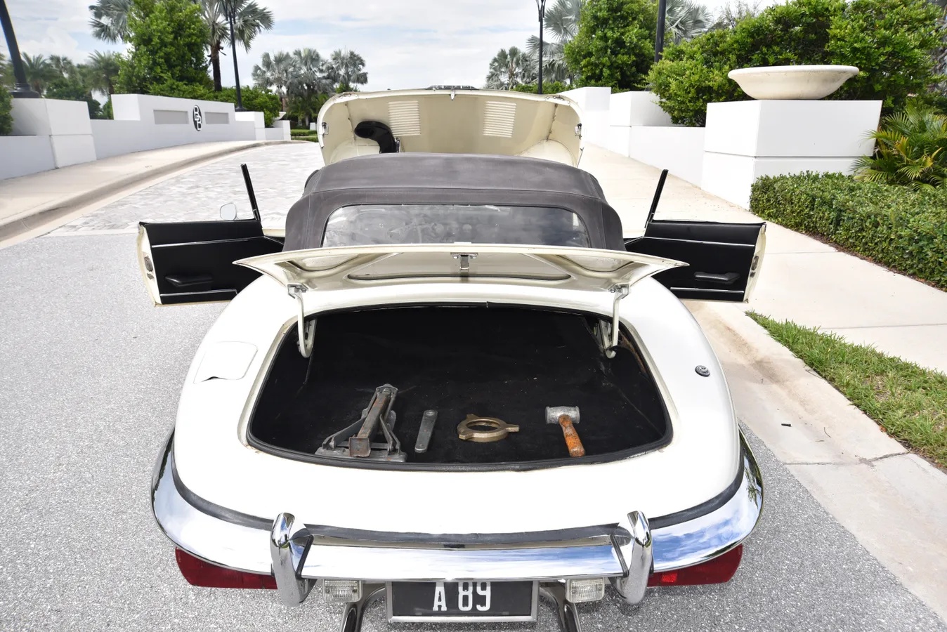 Jaguar-E-type-xke-1970-White-Black-19