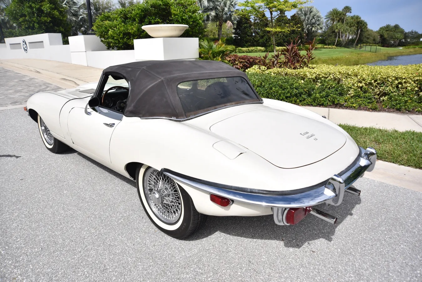 Jaguar-E-type-xke-1970-White-Black-2