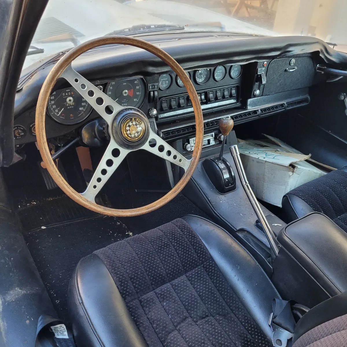 Jaguar-E-type-xke-1970-White-Black-2