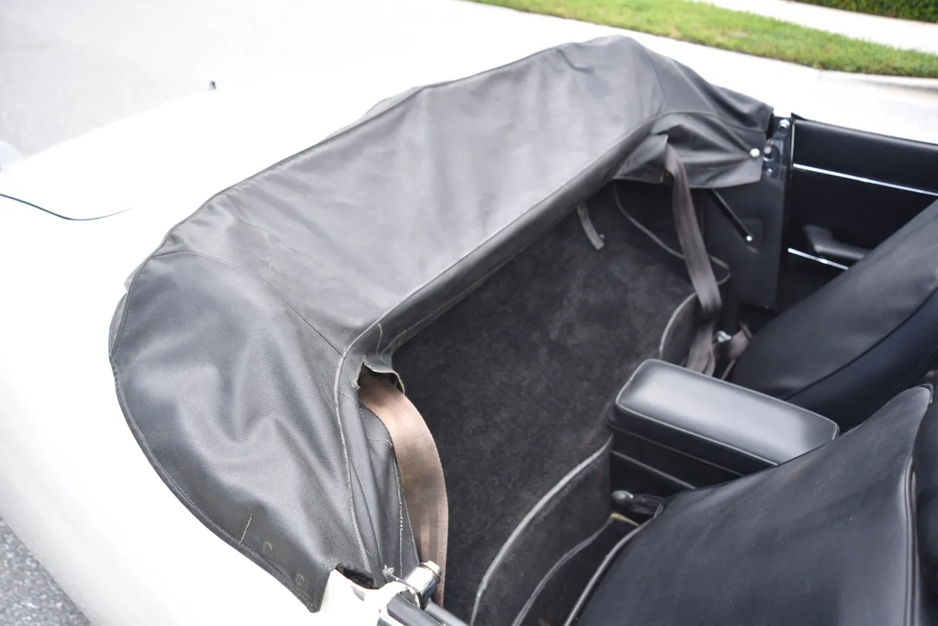 Jaguar-E-type-xke-1970-White-Black-3