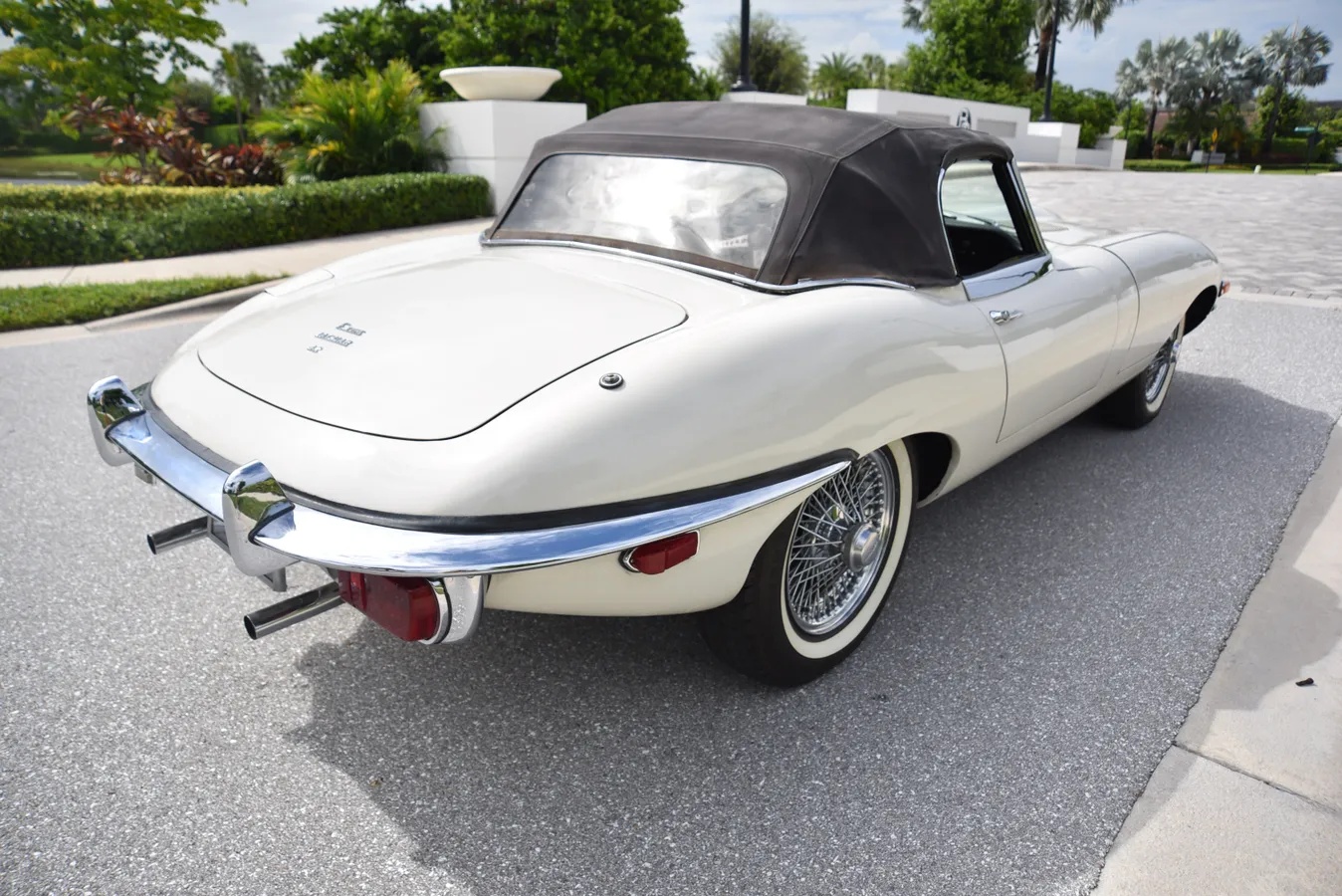 Jaguar-E-type-xke-1970-White-Black-4