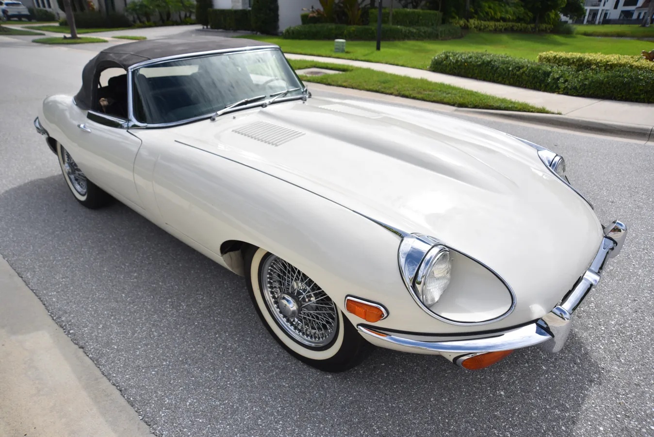 Jaguar-E-type-xke-1970-White-Black-5