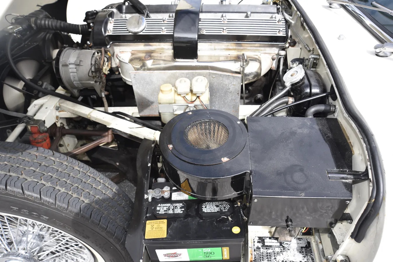 Jaguar-E-type-xke-1970-White-Black-6