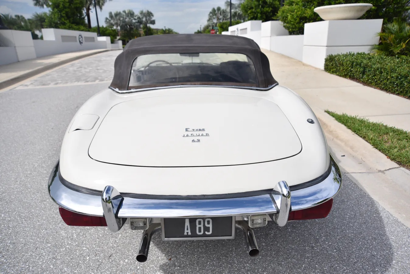 Jaguar-E-type-xke-1970-White-Black-7