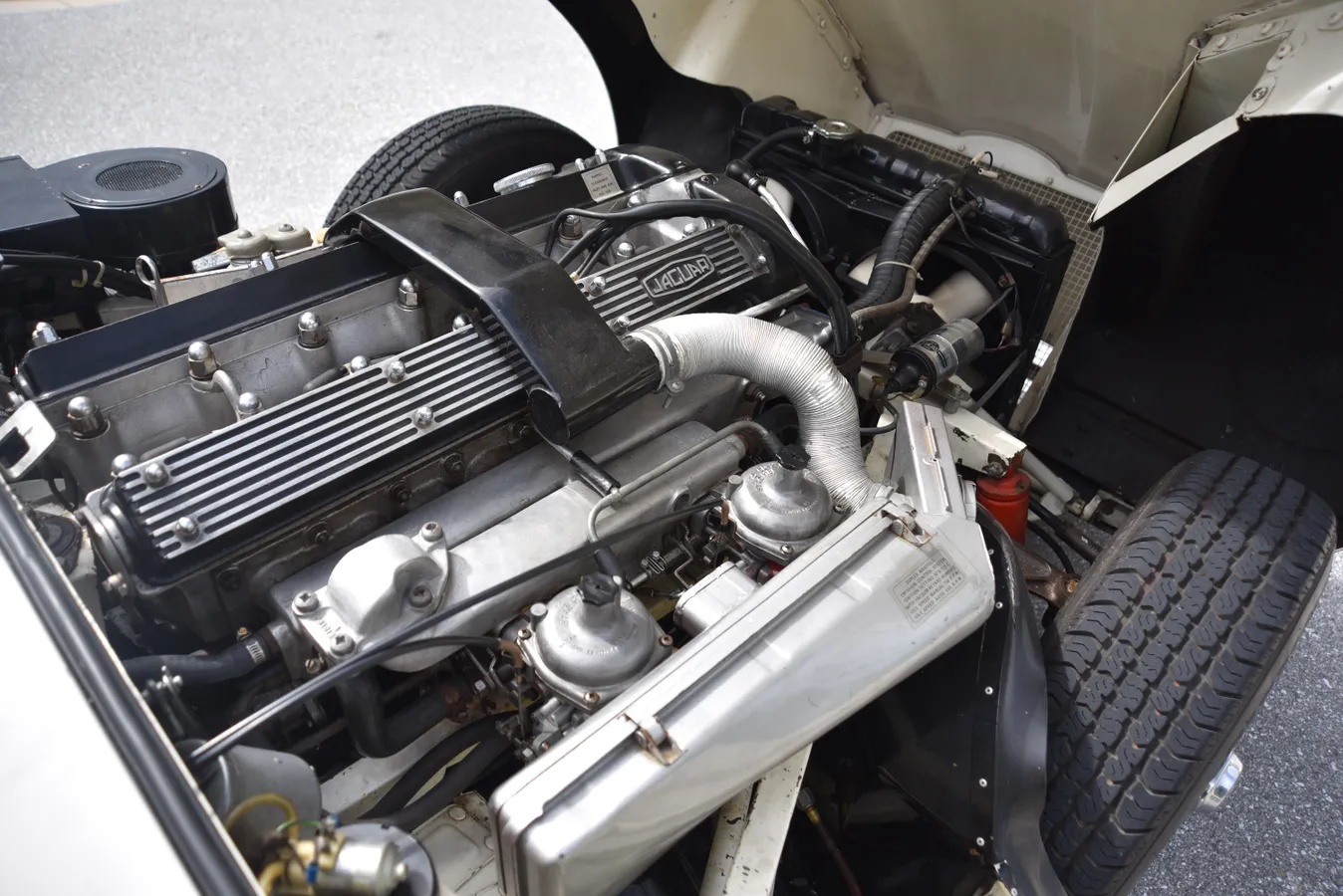 Jaguar-E-type-xke-1970-White-Black-8