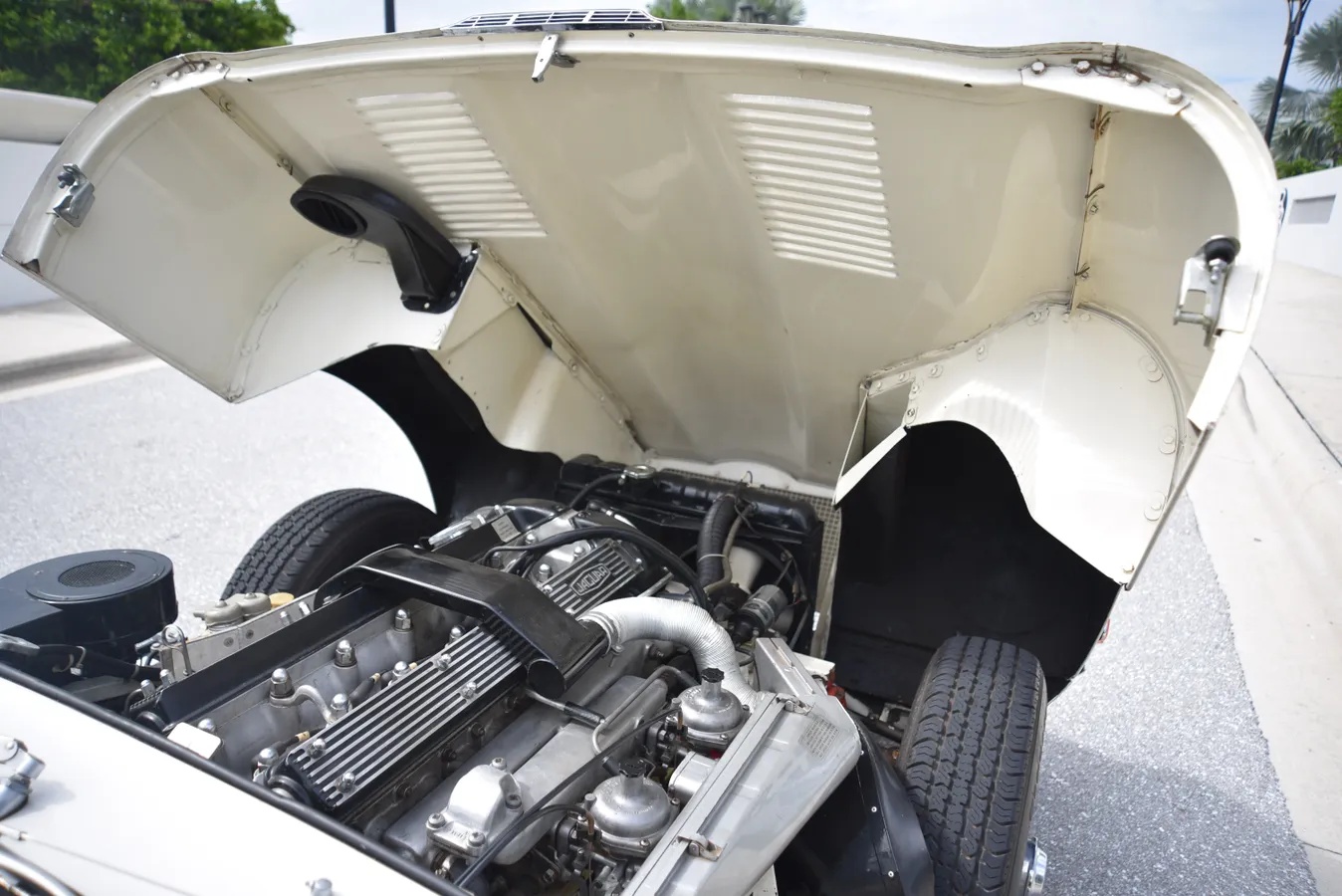 Jaguar-E-type-xke-1970-White-Black-9