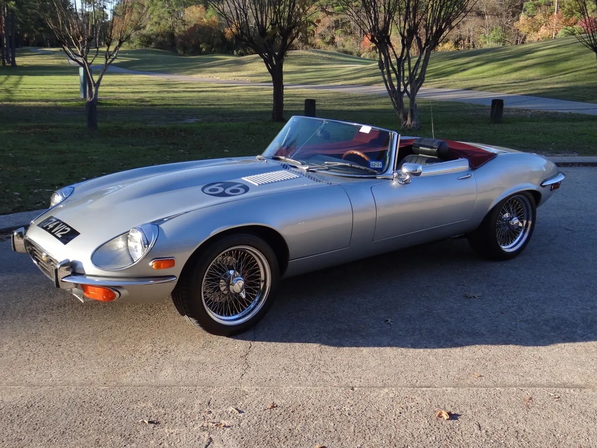 Jaguar-E-type-xke-1974-Silver-Black-Leather-10