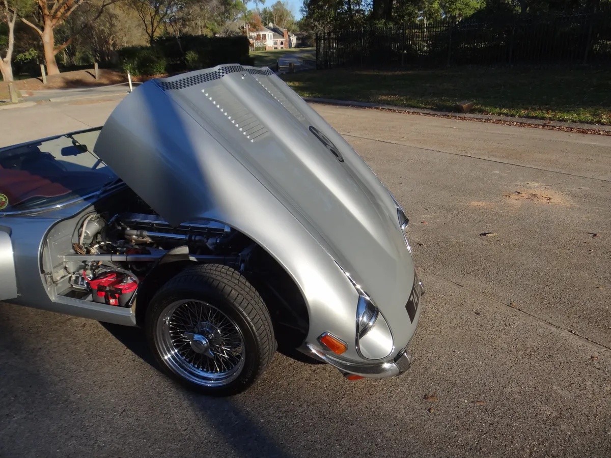Jaguar-E-type-xke-1974-Silver-Black-Leather-11
