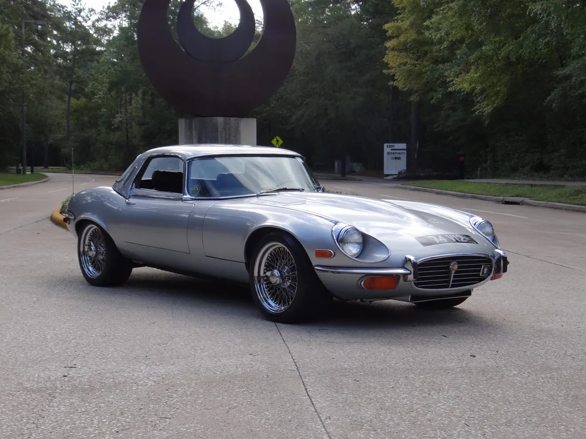 Jaguar-E-type-xke-1974-Silver-Black-Leather-12