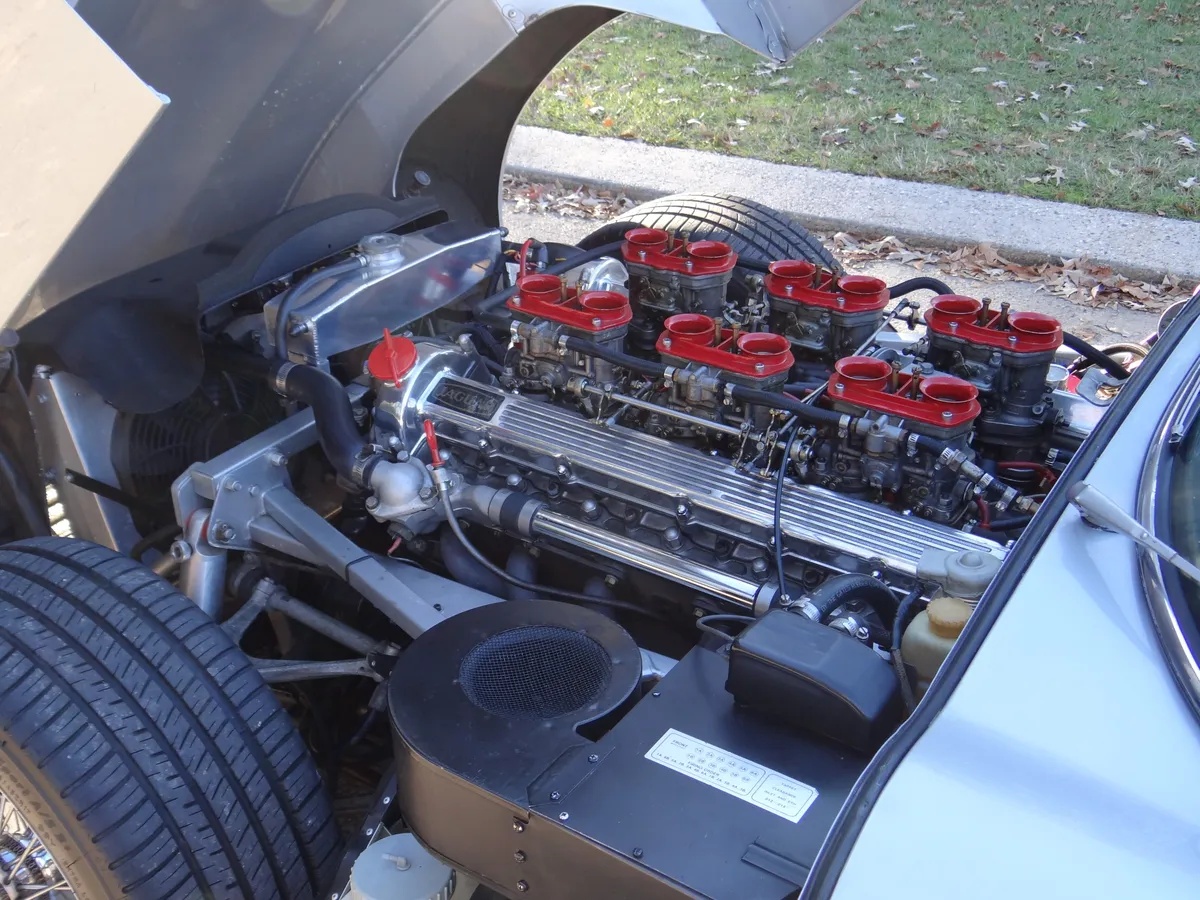 Jaguar-E-type-xke-1974-Silver-Black-Leather-13