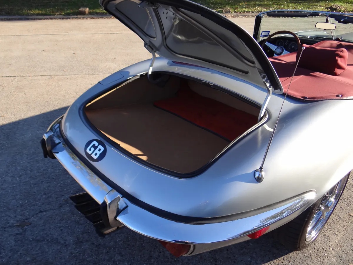 Jaguar-E-type-xke-1974-Silver-Black-Leather-3