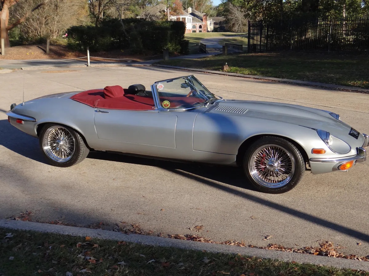 Jaguar-E-type-xke-1974-Silver-Black-Leather-5