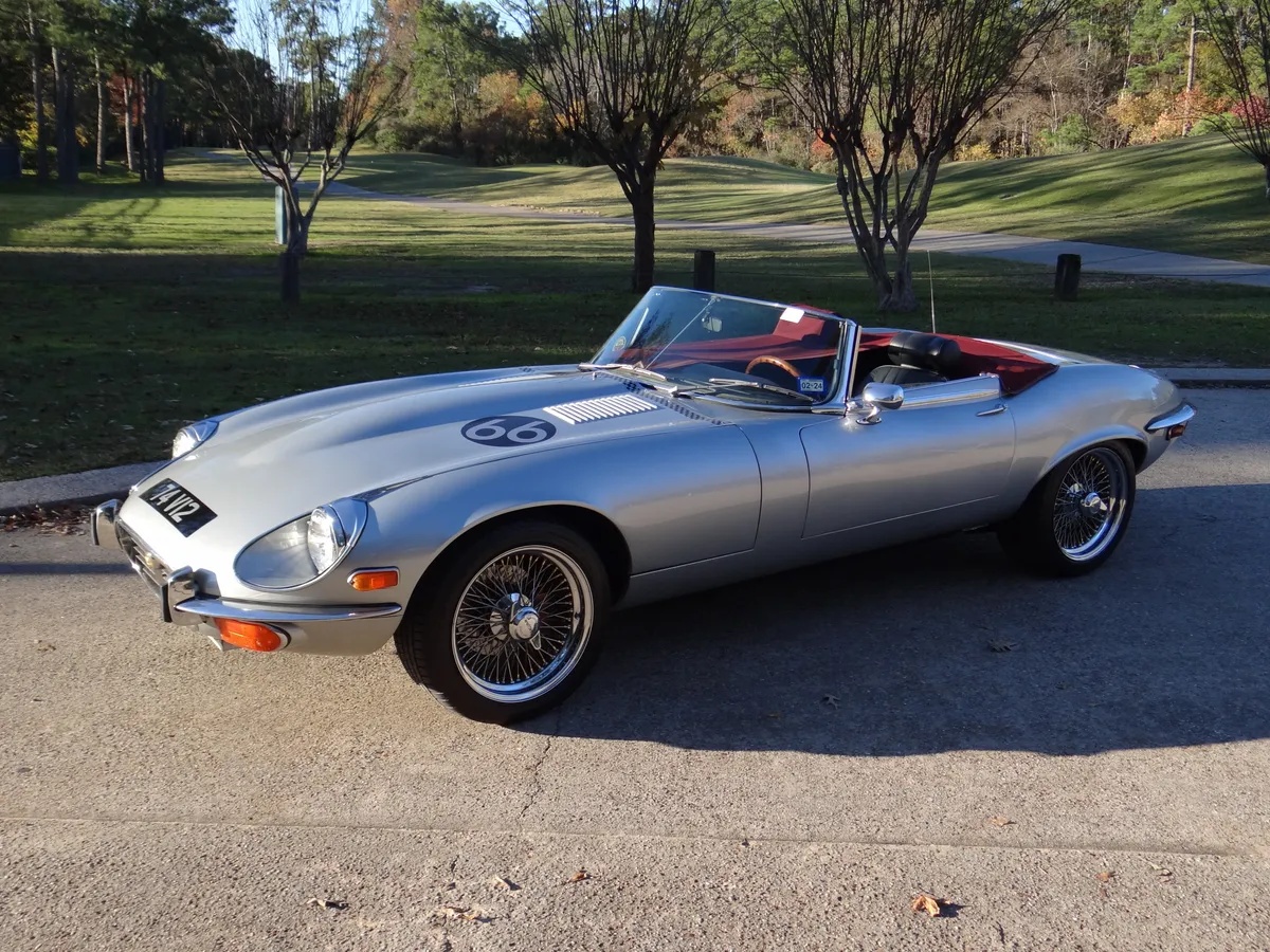 Jaguar-E-type-xke-1974-Silver-Black-Leather-8