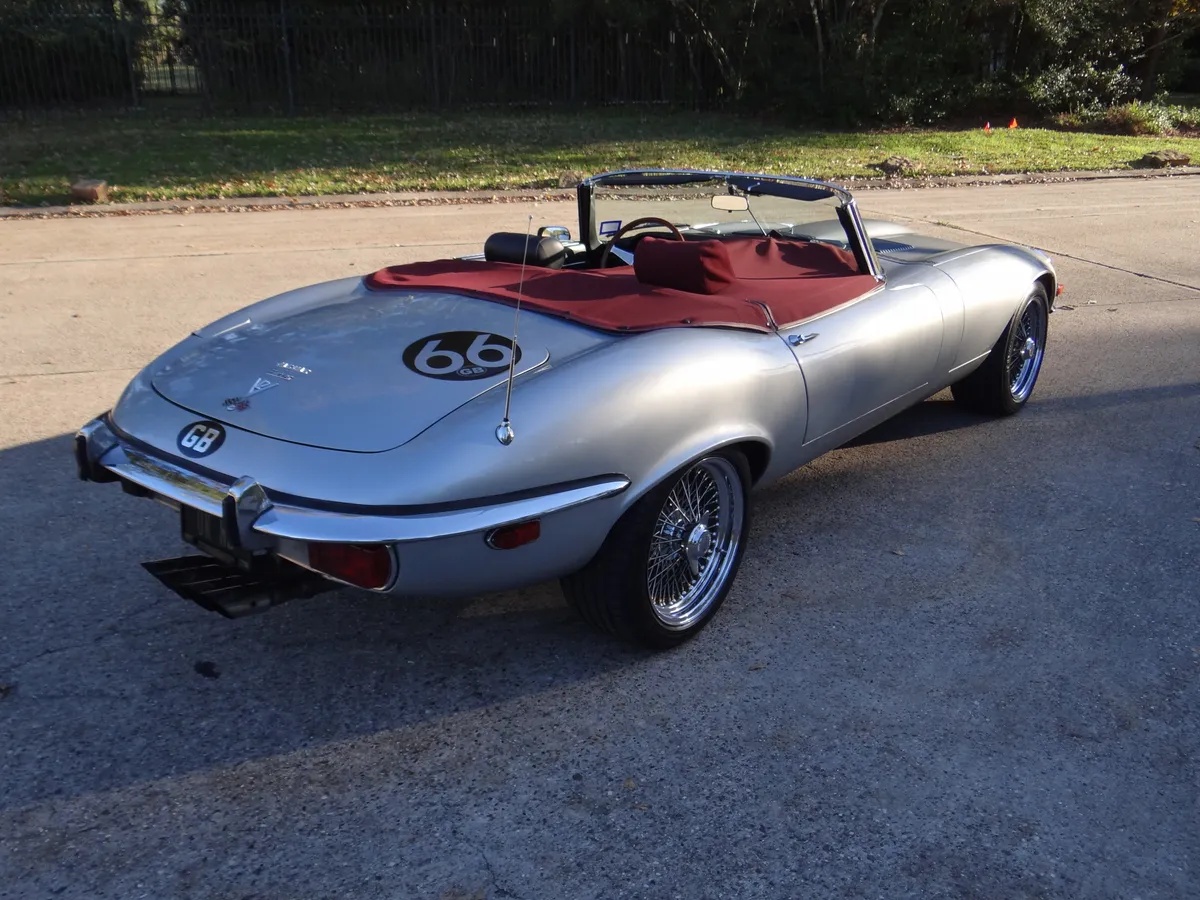Jaguar-E-type-xke-1974-Silver-Black-Leather-9