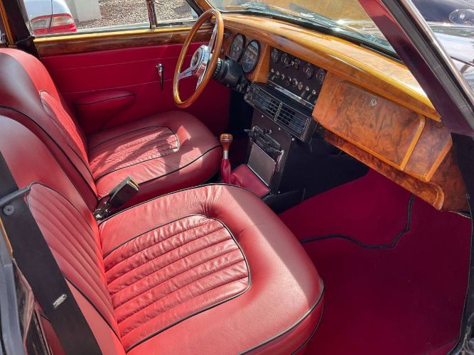 Jaguar-Sedan-1960-Deep-Black-Red-Leather-10