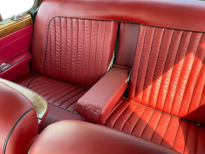 Jaguar-Sedan-1960-Deep-Black-Red-Leather-12