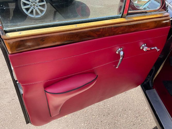 Jaguar-Sedan-1960-Deep-Black-Red-Leather-13