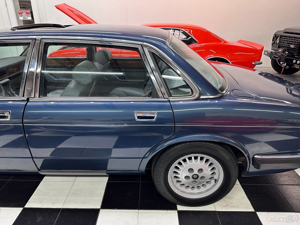 Jaguar-XJ-1988-Sedan-12