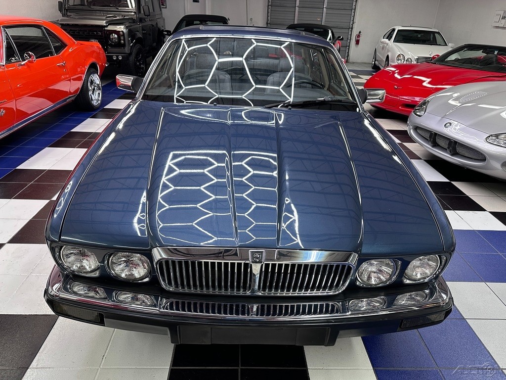 Jaguar-XJ-1988-Sedan-3