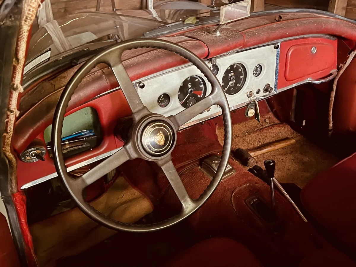 Jaguar-Xk150-1960-Olde-English-White-Red-5