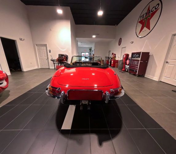 Jaguar-Xke-1963-Red-Tan-1