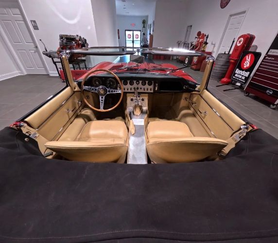 Jaguar-Xke-1963-Red-Tan-3