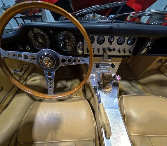 Jaguar-Xke-1963-Red-Tan-4