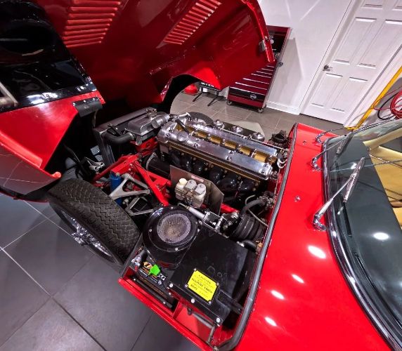 Jaguar-Xke-1963-Red-Tan-5
