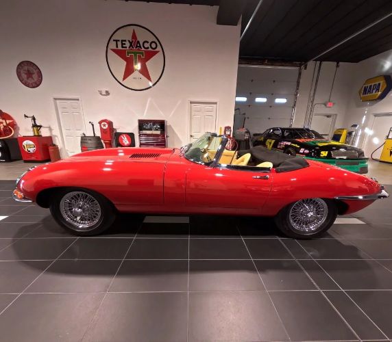 Jaguar-Xke-1963-Red-Tan