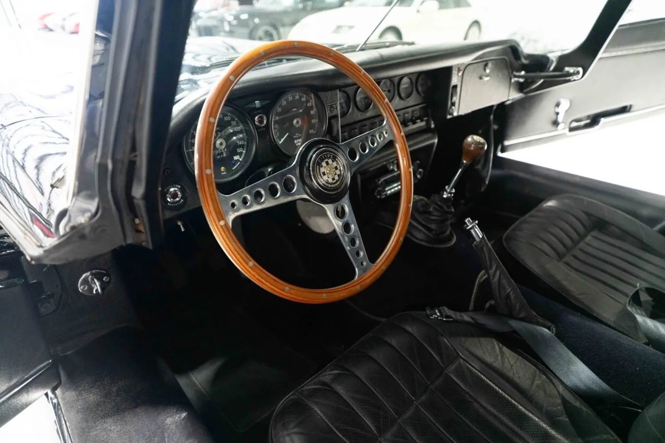Jaguar-Xke-1969-Black-Black-14